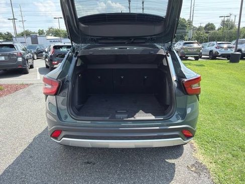 Used 2025 Chevrolet Trax LT FWD image 8