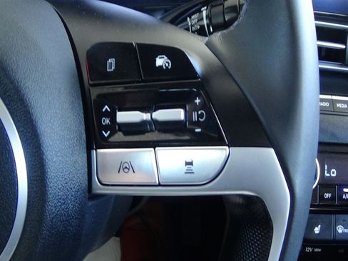Used 2025 Hyundai Elantra SEL FWD image 18