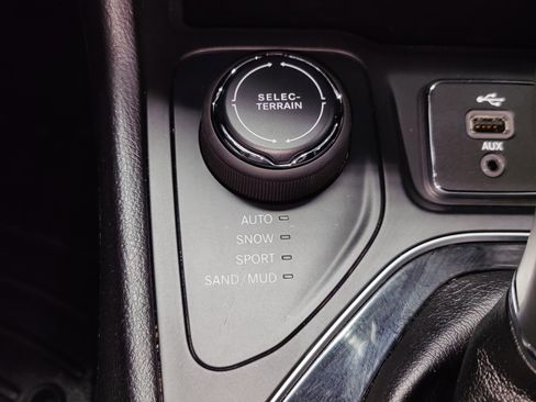 Used 2019 Jeep Cherokee Limited image 20