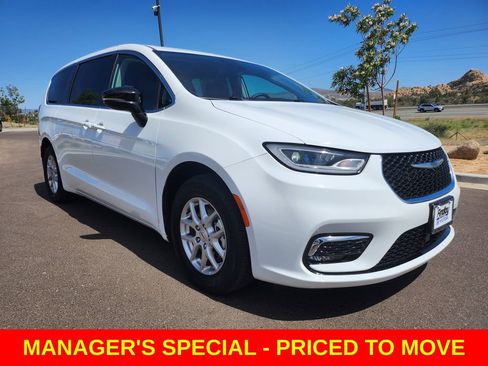Used 2024 Chrysler Pacifica Touring-L FWD image 3