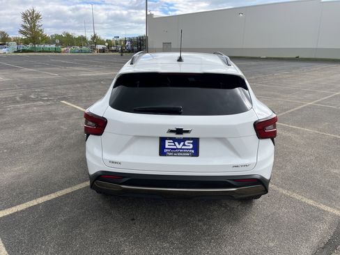 Used 2025 Chevrolet Trax ACTIV w/ Sunroof Package FWD image 5