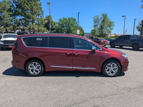 Used 2023 Chrysler Pacifica Limited FWD image 4