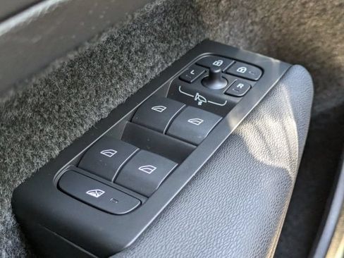 Certified 2025 Volvo XC40 B5 Core AWD/4WD image 30