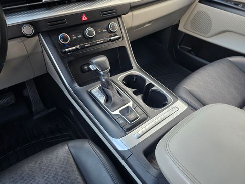 Used 2023 Kia Carnival LX FWD image 17