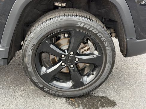 Used 2023 Jeep Grand Cherokee Altitude image 31