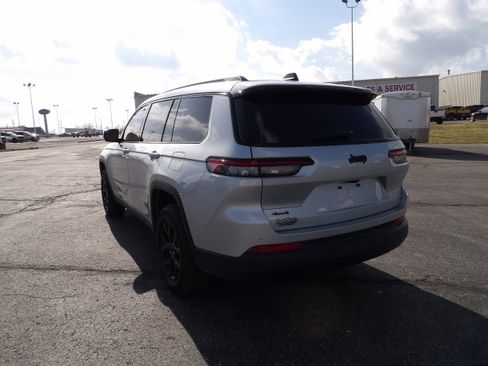 Used 2025 Jeep Grand Cherokee L Laredo image 8