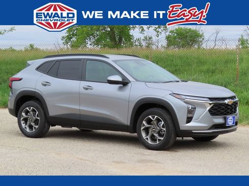 New 2026 Chevrolet Trax LT w/ Driver Confidence Package FWD image 1