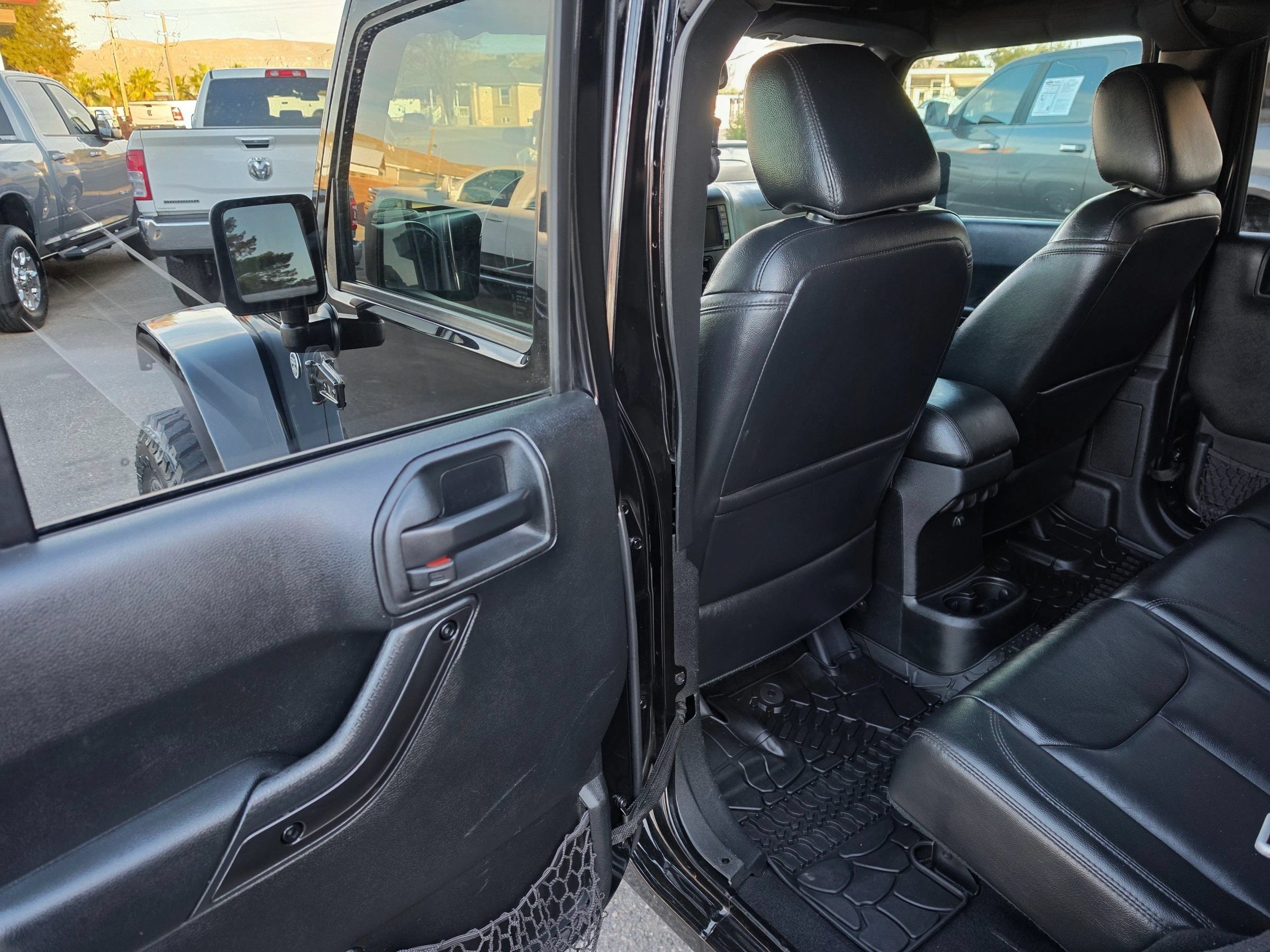 Used 2017 Jeep Wrangler Unlimited Sahara AWD/4WD image 17