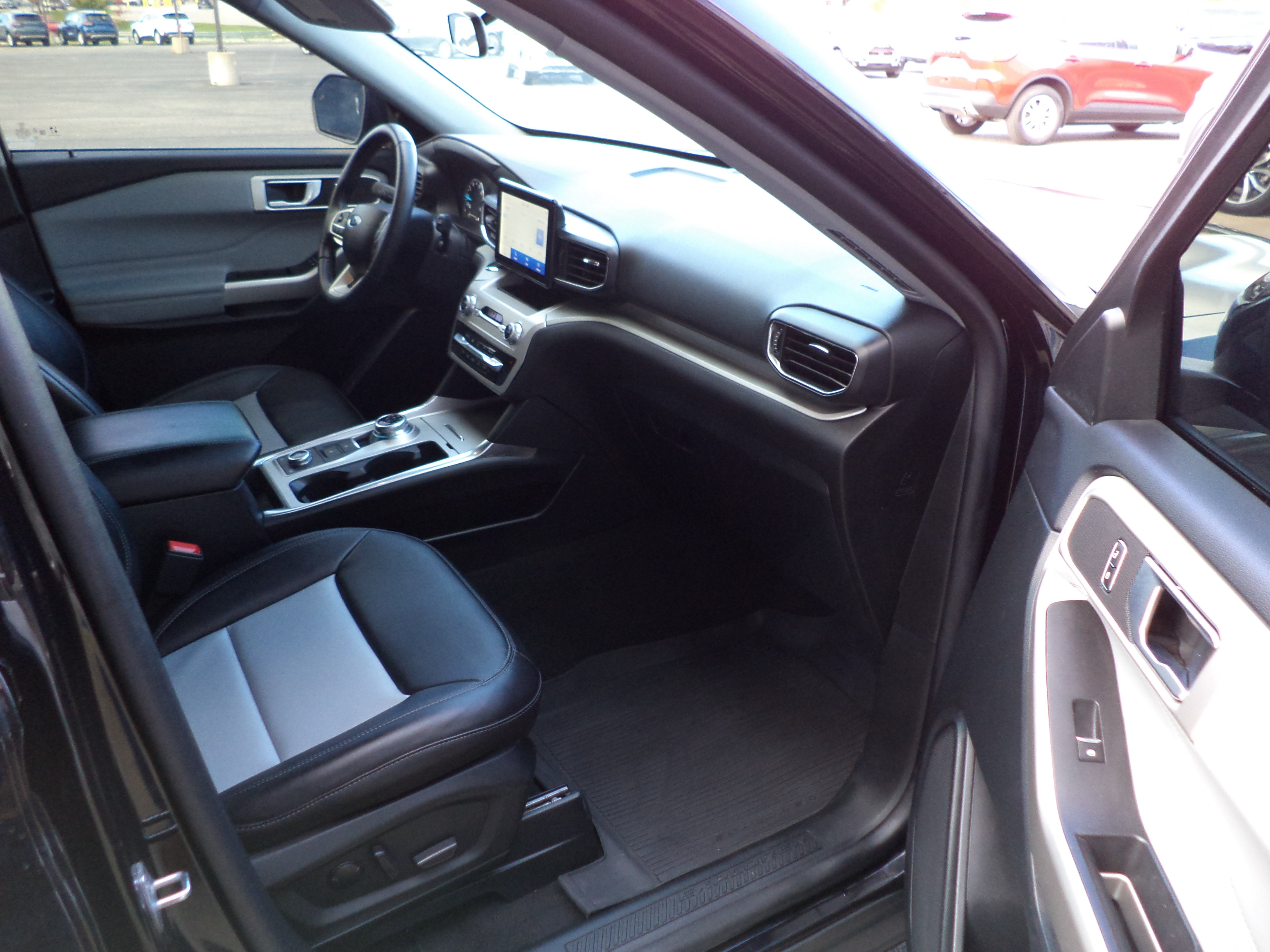 Used 2023 Ford Explorer XLT w/ Equipment Group 202A AWD/4WD image 8