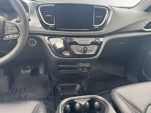 Used 2022 Chrysler Pacifica Touring-L w/ S Appearance Package image 11