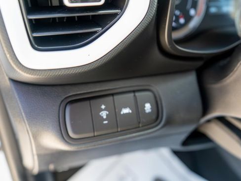 Used 2022 Hyundai Venue Limited image 18