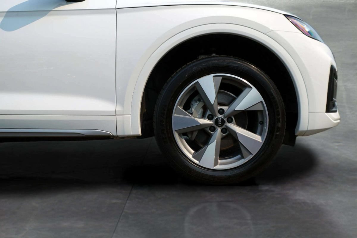 Used 2023 Audi Q5 2.0T Premium w/ Convenience Package AWD/4WD image 9