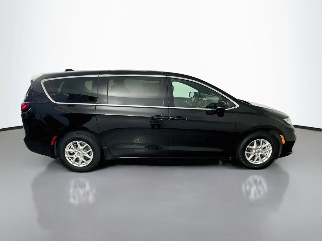 Used 2025 Chrysler Pacifica Select FWD image 8