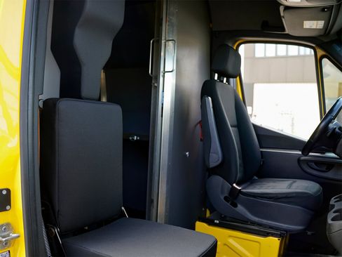 Used 2021 Mercedes-Benz Sprinter 2500 image 23