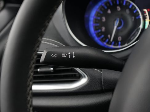 Used 2025 Chrysler Pacifica Limited image 26