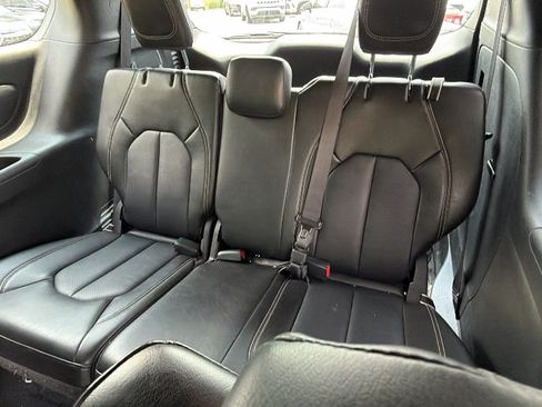 Used 2025 Chrysler Pacifica Select FWD image 23
