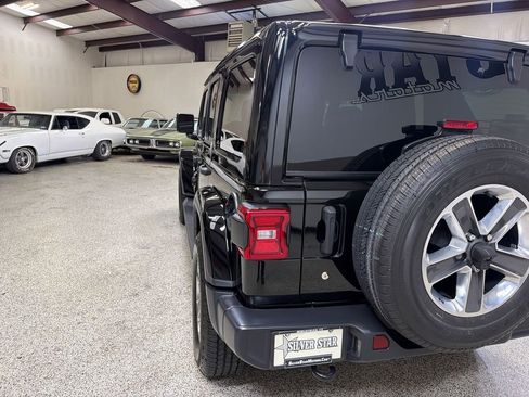 Used 2019 Jeep Wrangler Unlimited Sahara AWD/4WD image 15