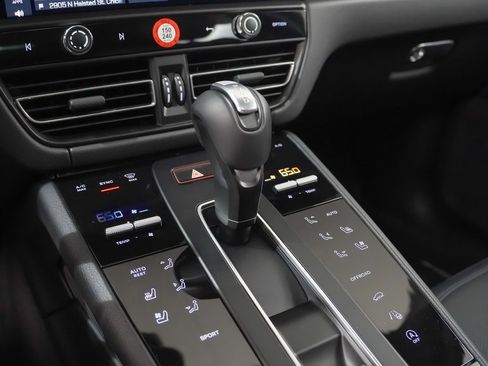 Certified 2025 Porsche Macan image 33