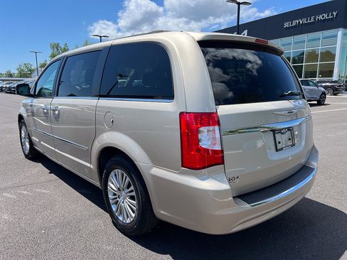 Used 2013 Chrysler Town & Country Touring-L w/ Driver Convenience Group FWD image 3
