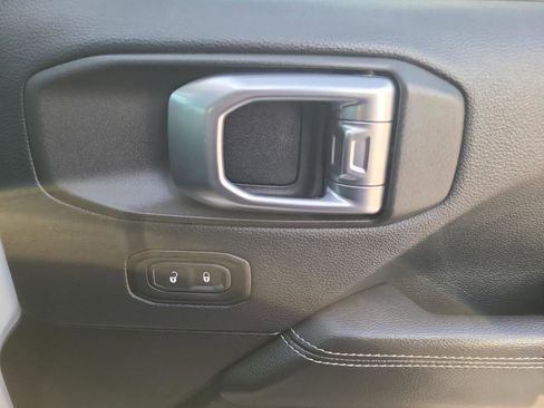 Used 2018 Jeep Wrangler Unlimited Sahara AWD/4WD image 22