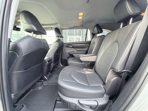 Used 2021 Toyota Highlander XLE image 26