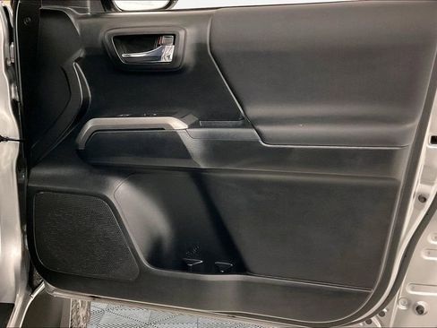 Used 2017 Toyota Tacoma TRD Off-Road w/ Premium & Technology Package image 23