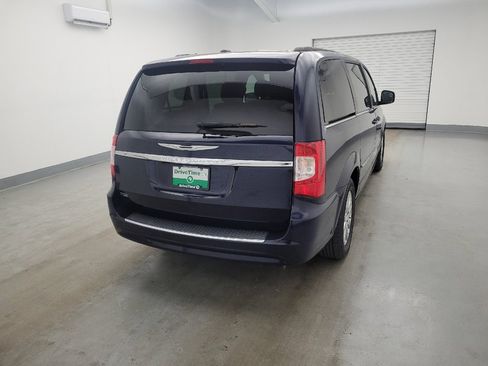 Used 2016 Chrysler Town & Country Touring FWD image 7
