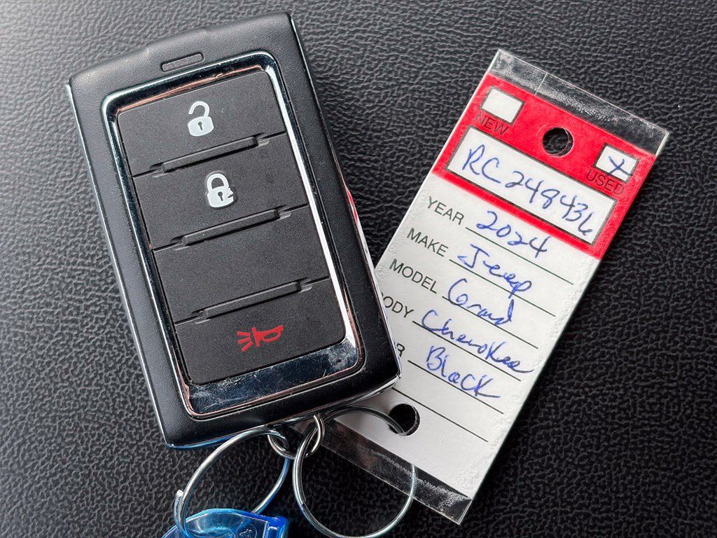 Used 2024 Jeep Grand Cherokee Laredo X AWD/4WD image 37