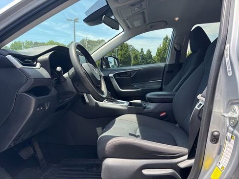 Used 2019 Toyota RAV4 LE FWD image 11