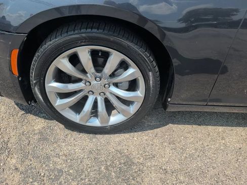Used 2018 Chrysler 300 Limited RWD image 8