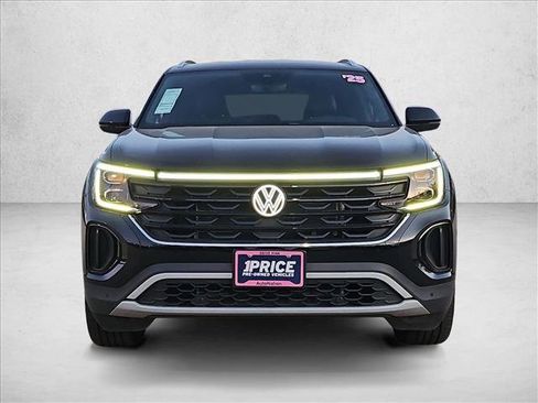 Used 2025 Volkswagen Atlas Cross Sport SE image 2