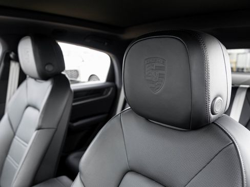 Certified 2025 Porsche Cayenne E-Hybrid Coupe image 24