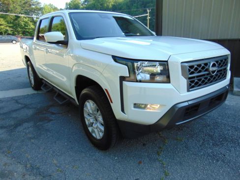 Used 2022 Nissan Frontier SV AWD/4WD image 2
