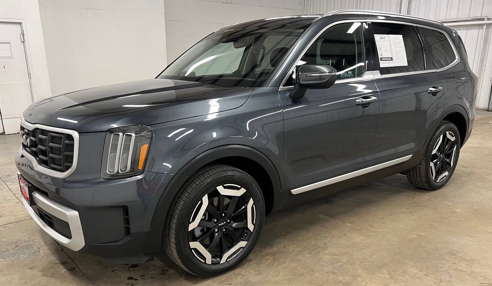 Used 2024 Kia Telluride S w/ S Sunroof Package FWD image 3