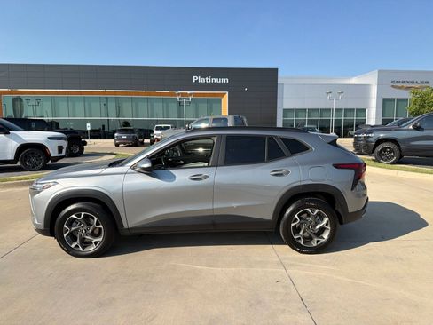 Used 2024 Chevrolet Trax LT w/ Driver Confidence Package FWD image 2