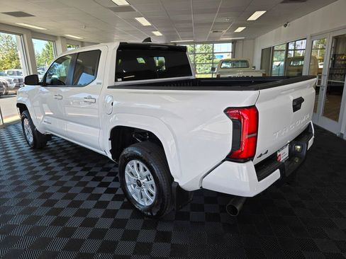 Certified 2025 Toyota Tacoma SR5 w/ SR5 Upgrade Package AWD/4WD image 5