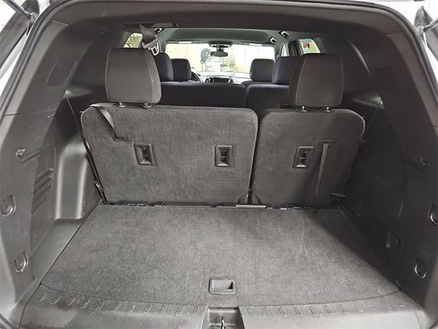 Used 2023 Chevrolet Traverse LT image 12