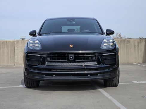 Certified 2025 Porsche Macan image 11