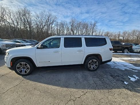 Used 2023 Jeep Wagoneer L Series II image 3