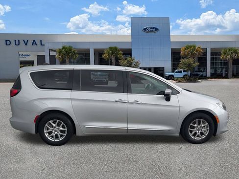 Used 2023 Chrysler Voyager LX FWD image 3