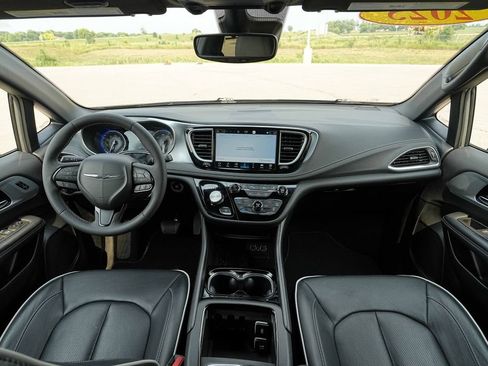 Used 2025 Chrysler Pacifica Limited FWD image 27