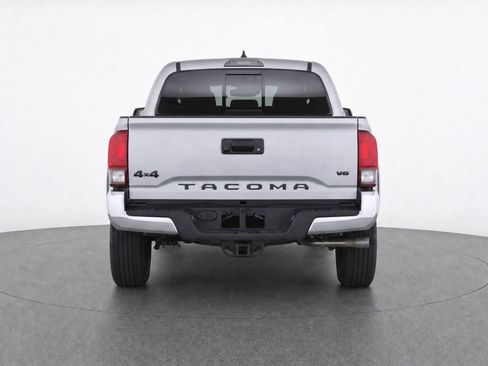 Used 2018 Toyota Tacoma SR5 AWD/4WD image 10