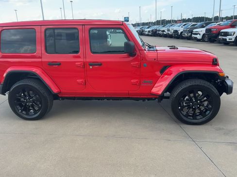 Used 2025 Jeep Wrangler Unlimited Sahara w/ Safety Group AWD/4WD image 9