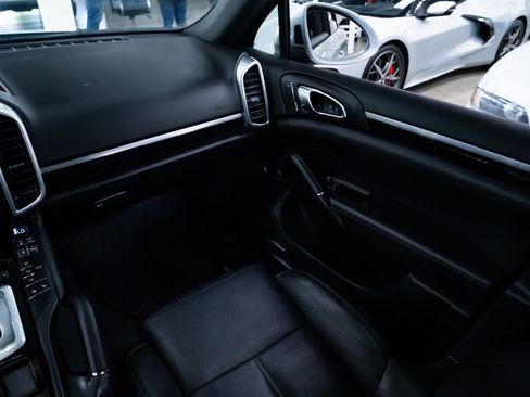 Used 2016 Porsche Cayenne AWD/4WD image 10