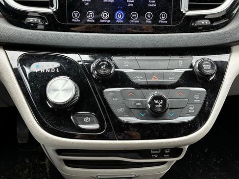 Used 2017 Chrysler Pacifica Touring image 27