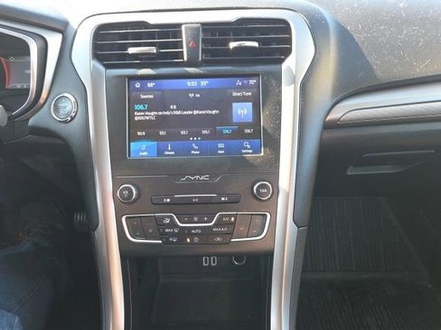 Used 2020 Ford Fusion SE image 28