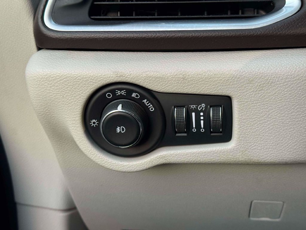 Used 2017 Chrysler Pacifica Touring-L Plus FWD image 20
