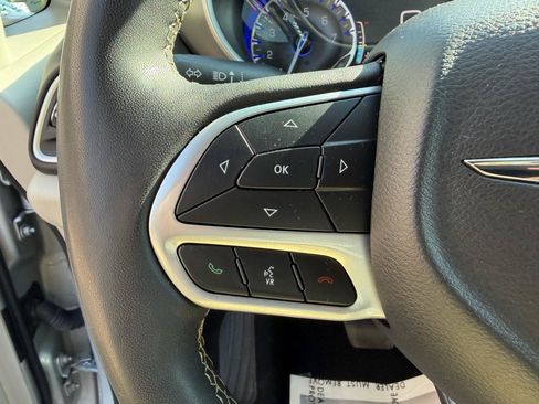 Used 2024 Chrysler Pacifica Touring-L FWD image 28