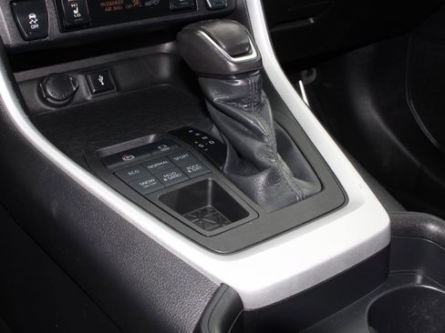 Used 2020 Toyota RAV4 XLE Premium image 15