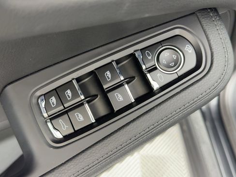 Certified 2025 Porsche Macan image 13